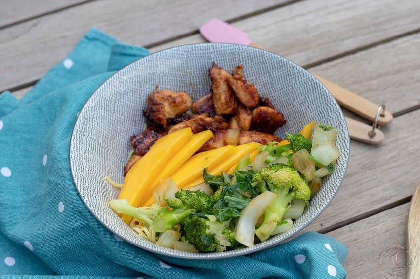 pokebowl met mango, kip en noedels (3)-